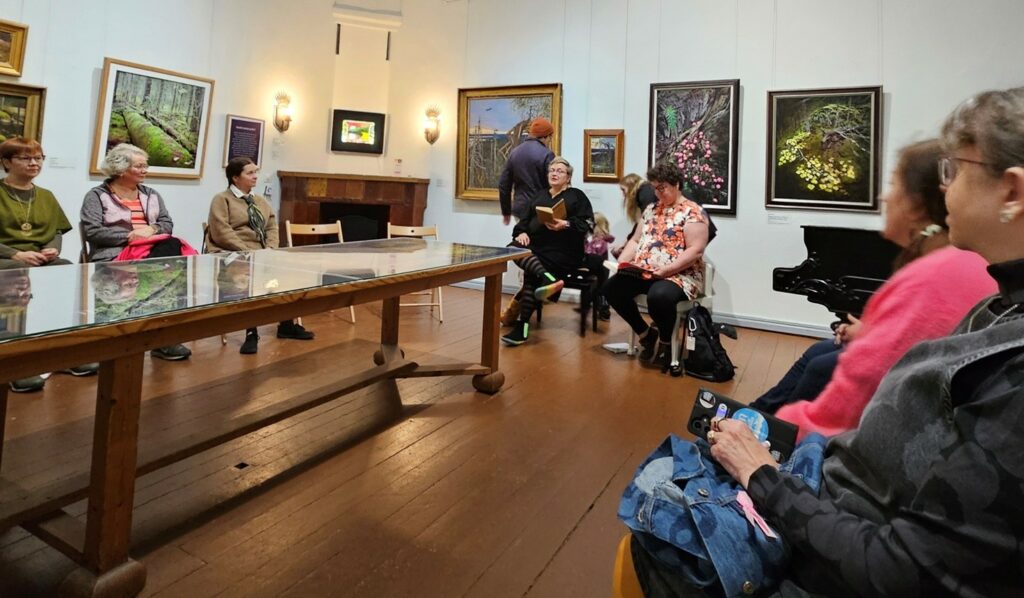 Gallen-Kallelan museossa, joka on yksi Kalevalan Euroopan kulttuuriperintötunnuksen alakohteista, laulettiin Kalevalaa Ilona Korhosen ja Maari Kallbergin johdolla.