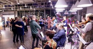 Ihmiset tanssivat soittajien soiton tahtiin.