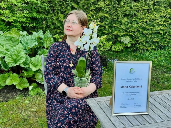 Uudenmaan oltermannin arvo annettiin Maria Kalaniemelle Suomen Kansanmusiikkiliiton hallituksen kokouksessa 12.4.2025.
Suomen Kansanmusiikkiliiton oltermannin arvo voidaan myöntää yhdelle kansanmusiikin taitajalle, perinteen siirtäjälle ja säilyttäjälle maakunnassa. Erityissoitinjäsenjärjestöt voivat nimetä oman oltermanninsa. Arvo on elinikäinen. Oltermannin rinnalle voidaan valita toinen oltermanni jos näin halutaan.  Maria Kalaniemi  toimii oltermannina  Uudenmaan vanhemman oltermannin Tapani Mäkisen rinnalla. 
Oltermannikirjan Maria sai tänään syntymäpäivänsä kunniaksi. 
Onnea Maria Kalaniemi 🌸🌸